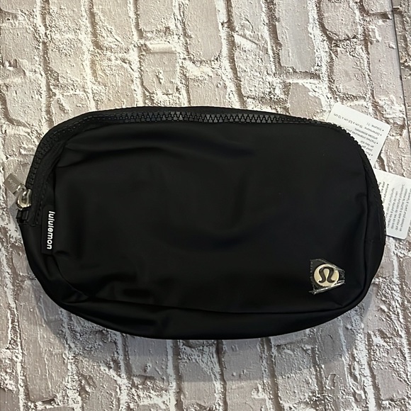 lululemon athletica Handbags - RARE 🦄 Lululemon everywhere belt bag ALL BLACK 🤩
